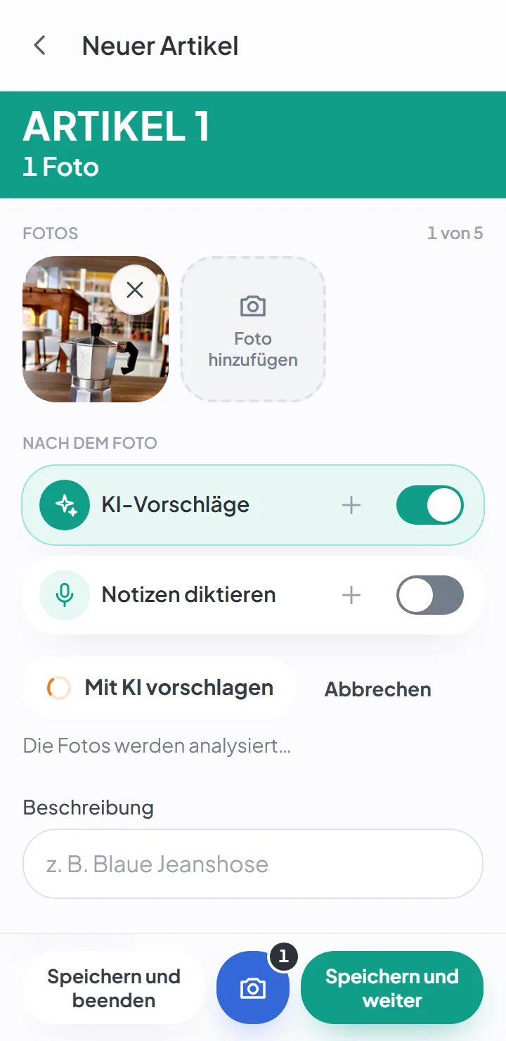 Derselbe Bildschirm, mit einem orangefarbenen Kreis, der sich auf der Schaltfläche „Mit KI vorschlagen“ dreht, und darunter der Meldung „Die Fotos werden analysiert…“.