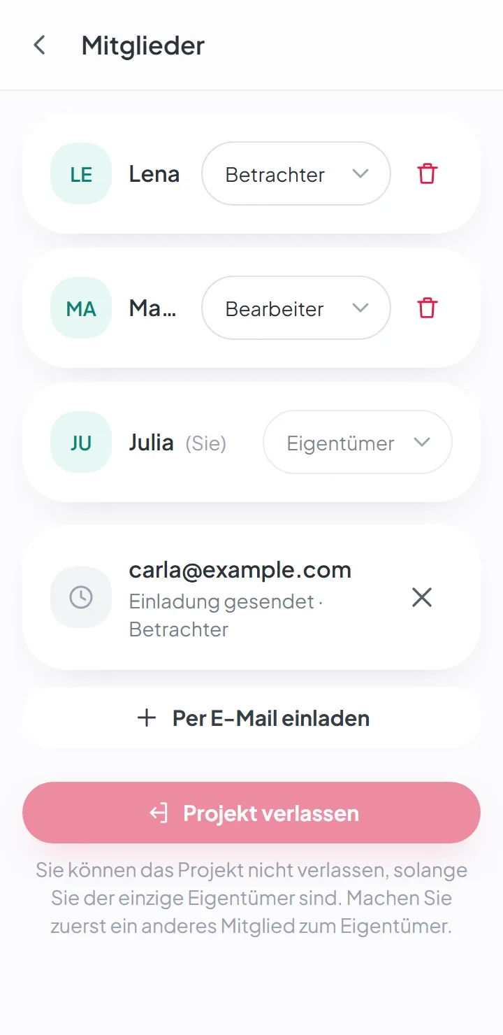 Die Mitgliederliste eines Umzugs, mit der Rolle jeder Person und der Schaltfläche, um per E-Mail einzuladen.