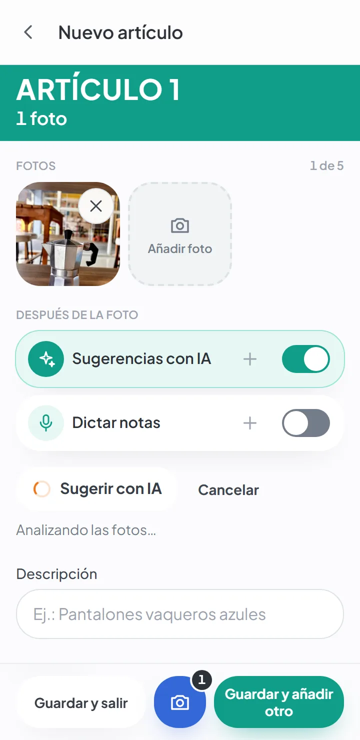 La misma pantalla, con un círculo naranja girando en el botón «Sugerir con IA» y el mensaje «Analizando las fotos…» debajo.