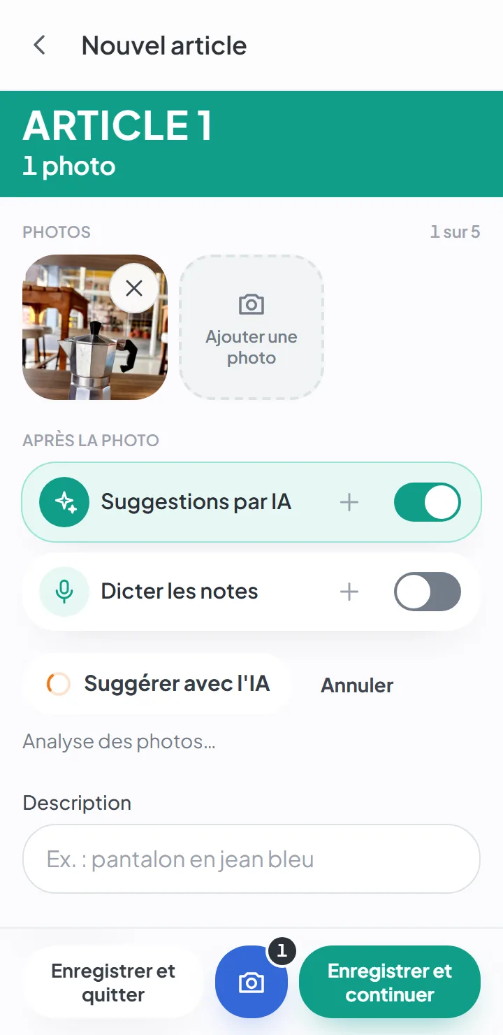 Le même écran, avec un cercle orange qui tourne sur le bouton « Suggérer avec l’IA » et le message « Analyse des photos… » en dessous.