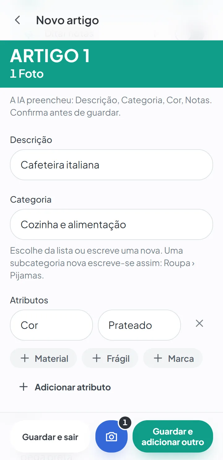 Os campos do artigo preenchidos pela IA — descrição «Cafeteira italiana», categoria «Cozinha e alimentação» e cor «Prateado».
